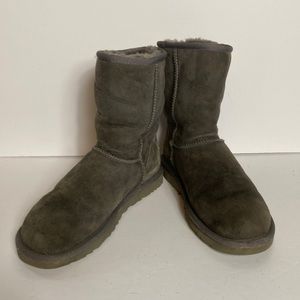 Women’s UGG Classic Short Cozy Boots 5825 Size 6